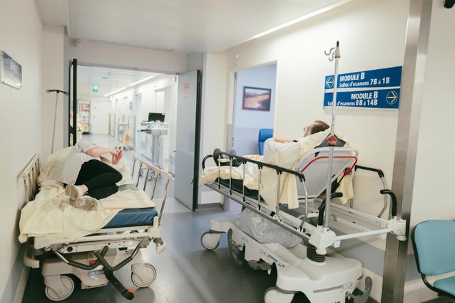 Dans les couloirs du service des urgences du CHU de Rennes, le 2 mai 2023.