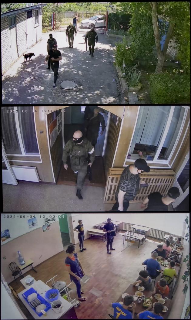 Captures d’écran d’une caméra de vidéosurveillance montrant des soldats de l’armée russe, accompagnés d’un agent du FSB, entrant dans l’enceinte du centre Stepanivka, le 4 juin 2022, à Kherson (Ukraine).
