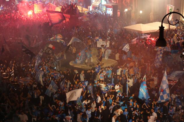 La foule rassemblée dans dans les rues de Naples après le titre remporté par le Napoli en Série A avec un match nul contre Udine (1-1), jeudi 4 mai 2023.