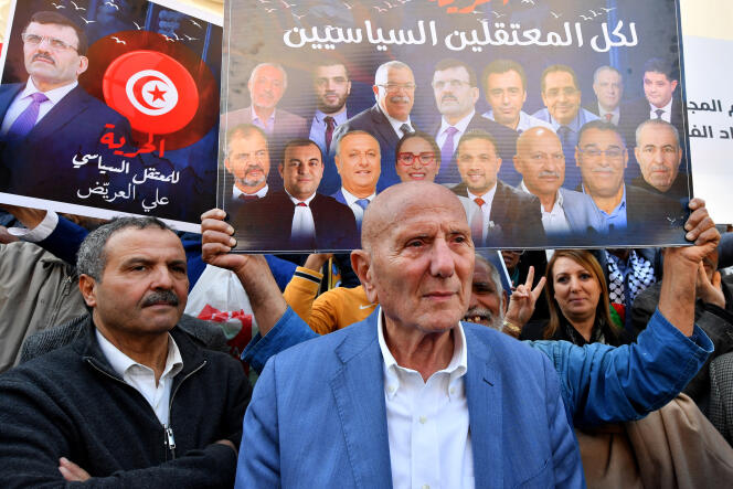 L’avocat Ahmed Néjib Chebbi, président du Front de salut national (FSN), lors d’un rassemblement à Tunis, le 9 avril 2023.