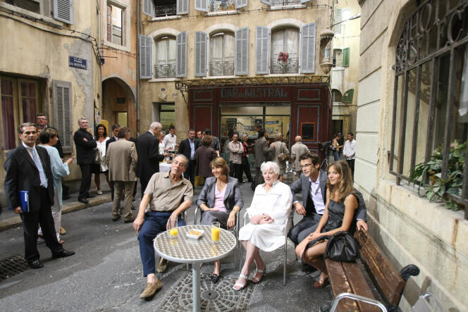 L'actrice et chanteuse Colette Renard (assise au centre), avec la ministre de la culture, Christine Albanel (2e à gauche), et d'autres acteurs, dont Michel Cordes (à gauche) et Elodie Varlet (à droite), dans les studios de la Belle de Mai, à Marseille, le 20 juin 2008.