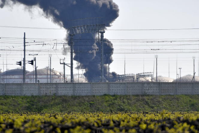 En esta fotografía cedida por una agencia estatal rusa, sale humo de un depósito de petróleo en Volna (Rusia), el 3 de mayo de 2023.