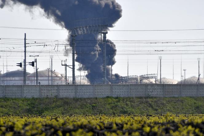 En esta fotografía proporcionada por una agencia estatal rusa, el humo sale de un depósito de petróleo en Volna, Rusia, el 3 de mayo de 2023.