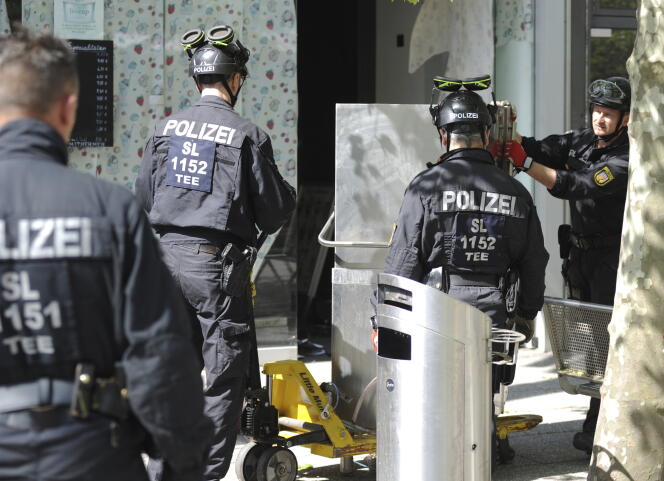 Durante una redada en Saarlouis (Alemania), 3 de mayo de 2023. La policía arrestó a sospechosos y realizó registros en todo el país en una gran operación contra la 'Ndrangheta.