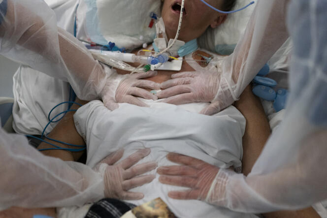 Des infirmières au chevet d’une patiente souffrant du COVID-19 à l’hôpital de la Timone à Marseille, le 31 décembre 2021. Le recours à des dispositifs invasifs comme l’assistance respiratoire augmente le risque de survenue d’une maladie nosocomiale.