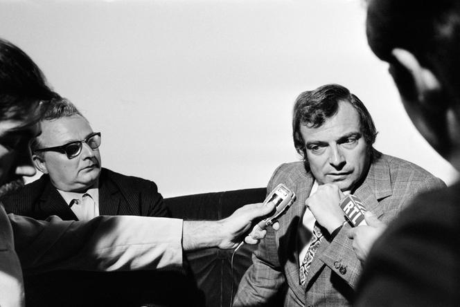L’avocat français Henri Leclerc répond aux questions des journalistes dans l’affaire du meurtre de la jeune Brigitte Dewèvre. A Paris, le 10 août 1972.