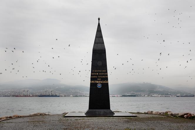 Monument commémoratif du tremblement de terre de Gölcük (Turquie) du 17 août 1999. Ici le 26 avril 2023.