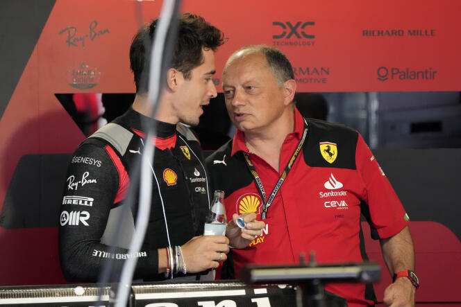 El piloto Charles Leclerc junto al director del equipo Ferrari, Fred Vasseur, antes de una sesión de entrenamientos para el Gran Premio de Fórmula 1 en Miami (Florida), el viernes 5 de mayo de 2023.