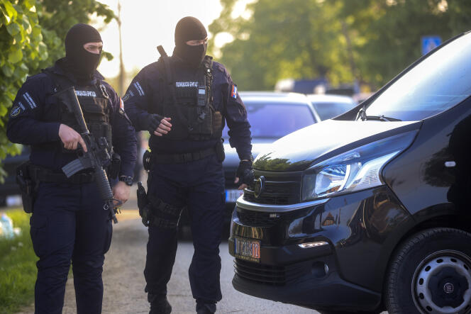 Des policiers bloquent une rue dans le village de Dubona, à environ 50 kilomètres au sud de Belgrade, vendredi 5 mai 2023.