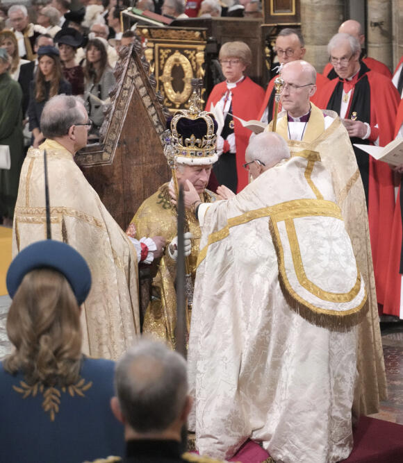 L’archevêque de Canterbury place la couronne de saint Edouard sur la tête du roi Charles III.