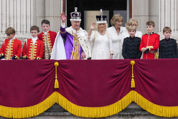 Comme le veut la tradition, le roi Charles III et son épouse, la reine Camilla, ont salué la foule venue nombreuse.