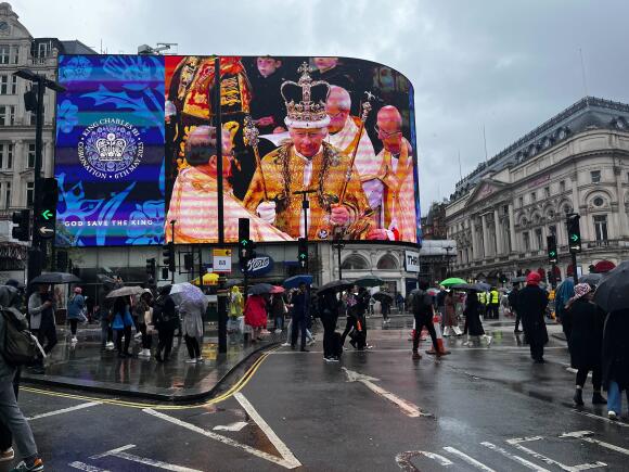 Le roi Charles III sur l’un des écrans de Piccadilly Circus.