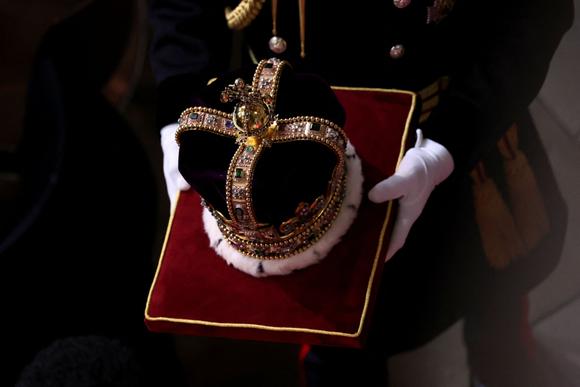 De 17e-eeuwse St. Edward's Crown wordt gedragen op de dag van de kroning van koning Charles en koningin Camilla in Westminster Abbey, Londen, op 6 mei 2023.