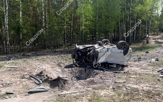 Esta foto publicada por el Comité de Investigación de la Federación Rusa el 6 de mayo de 2023 muestra la escena de la explosión del automóvil del escritor ruso Zakhar Prilepin en la región de Nizhny Novgorod. 