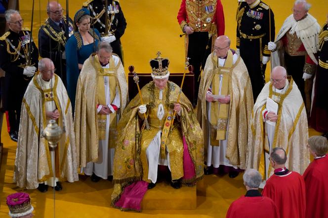 Le roi Charles III du Royaume-Uni de Grande-Bretagne et d’Irlande du Nord porte la couronne de saint Edouard. 