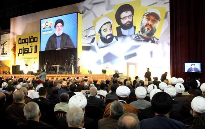 Le chef du mouvement chiite libanais Hezbollah, Hassan Nasrallah, est vu sur un écran géant alors qu’il s’adresse à la foule dans un discours télévisé lors d’un rassemblement organisé dans la banlieue sud de Beyrouth le 16 février 2016.