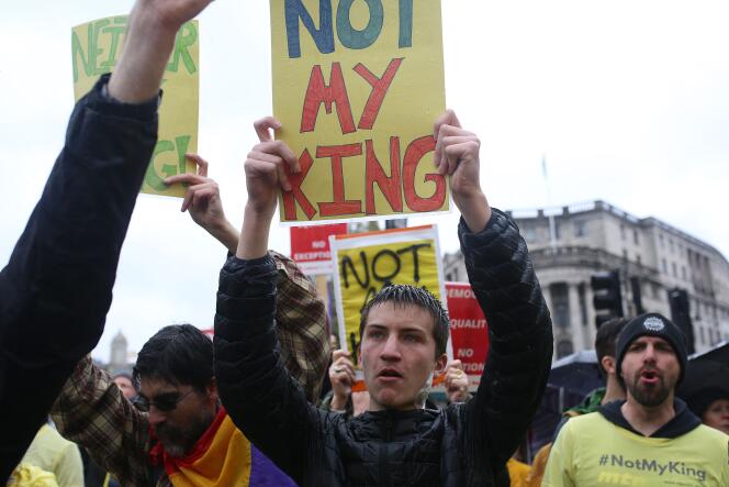 Leden van de antimonarchiegroep Republic demonstreren op Trafalgar Square, Londen, 6 mei 2023.