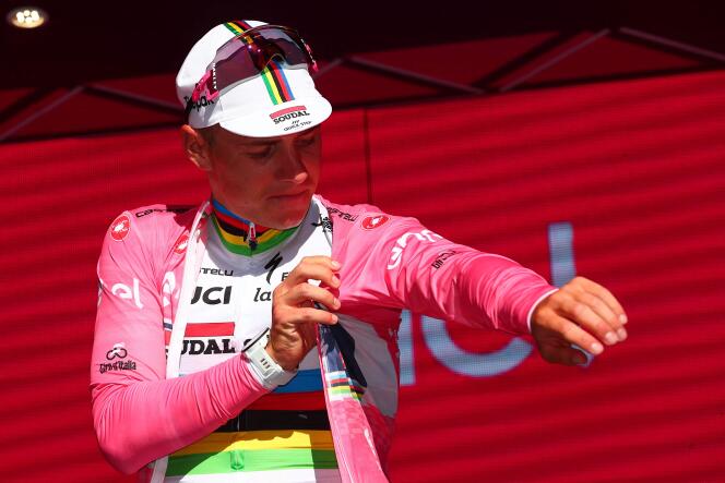 Le Belge Remco Evenepoel revêt le maillot rose de leader au classement général après avoir remporté la première étape du Tour d’Italie 2023, un contre-la-montre individuel de 19,6 km entre Fossacesia Marina et Ortona, le 6 mai 2023. 