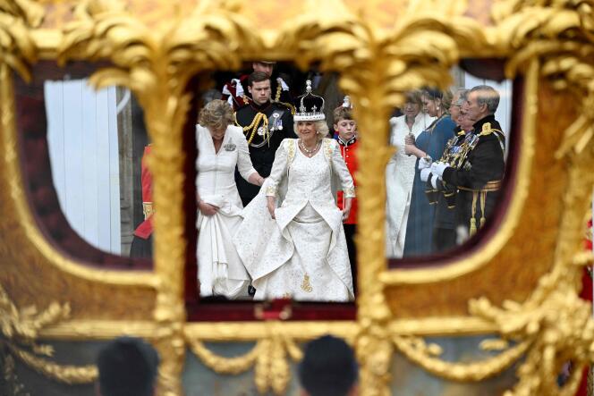 La reine Camilla quitte l’abbaye de Westminster.
