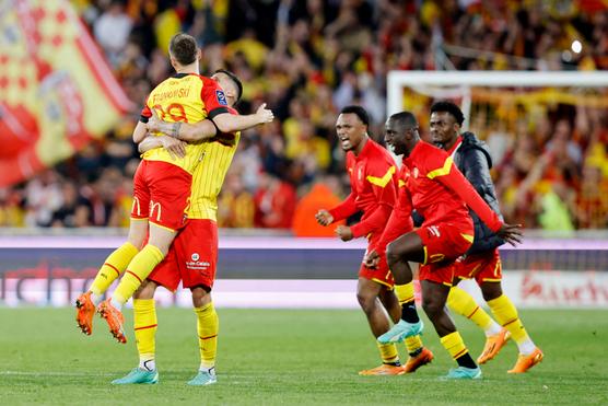 Przemyslaw Frankowski salta a los brazos de su compañero Florian Sotoca tras la victoria del RC Lens sobre el OM (2-1) en el estadio Bollaert, en Lens (Pas-de-Calais), el sábado 6 de mayo de 2023.