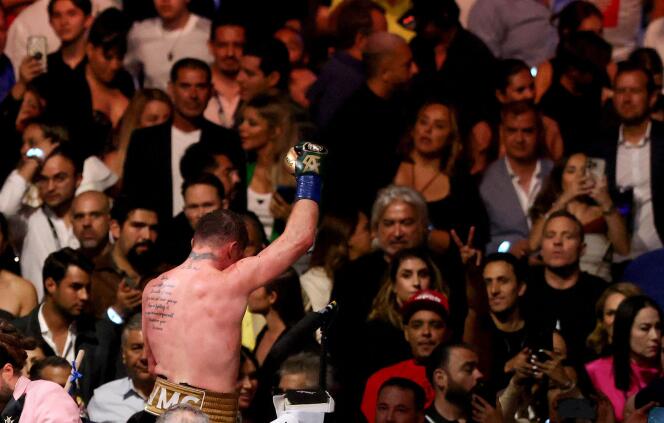 Le boxeur mexicain Saul « Canelo » Alvarez célèbre sa victoire sur le Britannique John Ryder pour le titre mondial des super-moyens au stade Akron à Guadalajara, Etat de Jalisco, Mexique, le 6 mai 2023. 