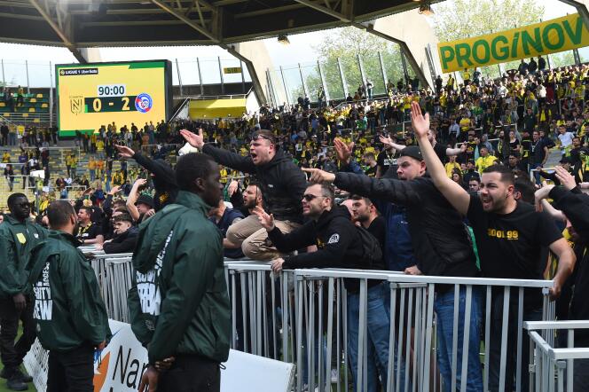 FC Nantes supporters, angry, during the match against Strasbourg, May 7, 2023.