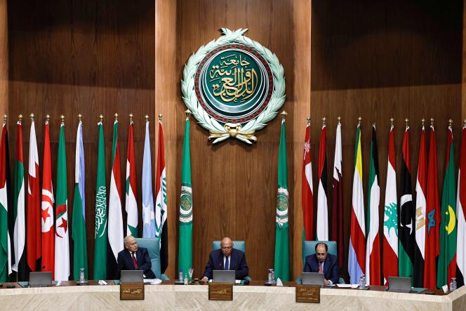 El secretario general de la Liga Árabe, Ahmed Aboul Gheit, el ministro de Relaciones Exteriores de Egipto, Sameh Choukri, y el secretario general adjunto de la Liga Árabe, Hossam Zaki, en una reunión de los estados de la Liga Árabe en El Cairo, el 7 de mayo de 2023.  