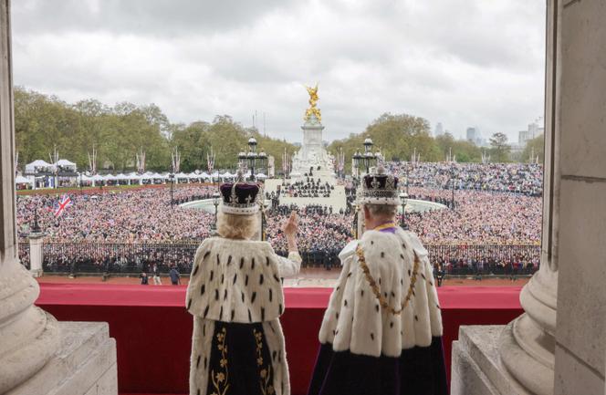 Le roi Charles III et la reine Camilla, après avoir été couronnés, saluent la foule réunie devant le palais de Buckingham, à Londres, samedi 6 mai 2023.