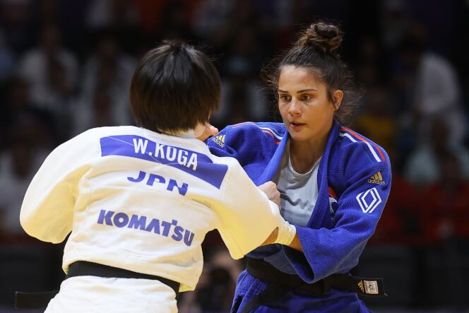 La Française Blandine Pont (bleu) et la Japonaise Wakana Koga (blanc) lors du combat pour la médaille de bronze aux Championnats du monde de judo en - 48 kilos, à Doha, au Qatar, le 7 mai 2023.