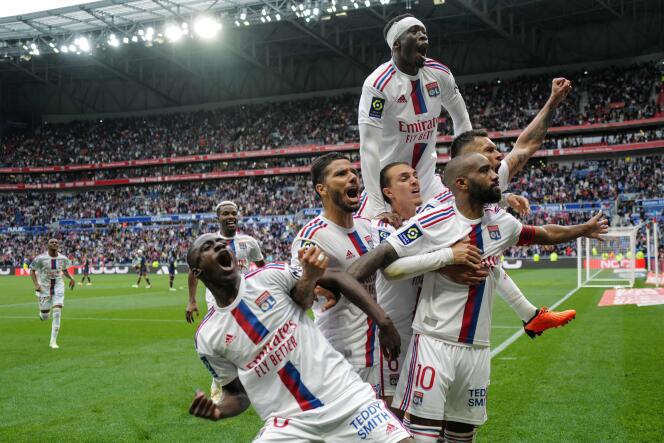 L’extase des Lyonnais après le but vainqueur d’Alexandre Lacazette, à l’issue du match remporté face à Montpellier (5-4), à Décines-Charpieu (Rhône), dimanche 7 mai 2023.