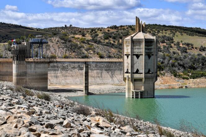 Le barrage de Sidi Salem, le plus grand de Tunisie, a atteint un remplissage historiquement bas de 16 % au printemps 2023.