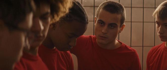 Au centre, William (Julien de Saint Jean) dans « Le Paradis », de Zeno Graton.