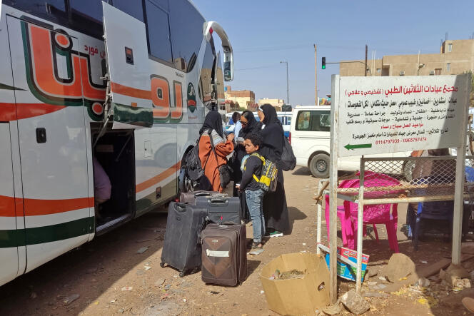I sudanesi portano i loro averi in una stazione degli autobus a Khartoum l'8 maggio 2023.