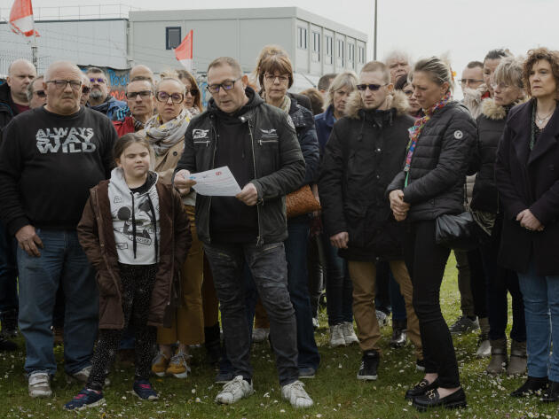Devant l’usine de pizzas Buitoni, lors d’une mobilisation des salariés. Au centre, Stéphane Derammelaere, délégué syndical FO du site. A Caudry (Nord), le 27 avril 2023. 