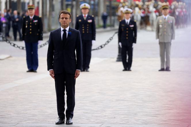 El presidente Emmanuel Macron, en el Arco del Triunfo, en París, el 8 de mayo de 2023.