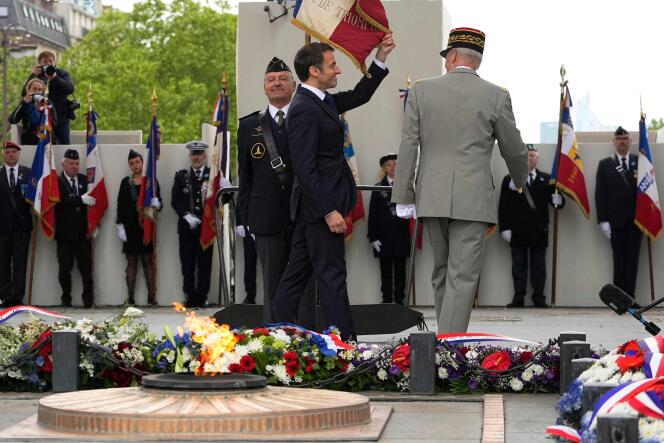 El presidente Emmanuel Macron frente a la tumba del soldado desconocido bajo el Arco del Triunfo, en París, el 8 de mayo de 2023. 