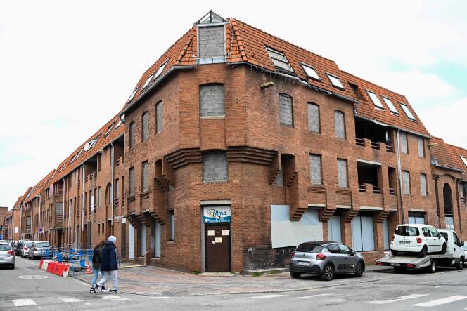 Un immeuble de logements sociaux condamné et destiné à être détruit, dans le quartier de l’Alma-gare, à Roubaix (Nord), le 19 avril 2023.