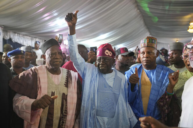 Bola Tinubu (au centre) célèbre sa victoire au siège de campagne de son parti après avoir remporté l’élection présidentielle. A Abuja, (Nigeria), le 1er mars 2023.