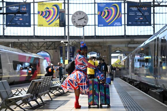 Des fans de l’Eurovision arrivent à la gare ferroviaire de Lime Street, à Liverpool, le 9 mai 2023.