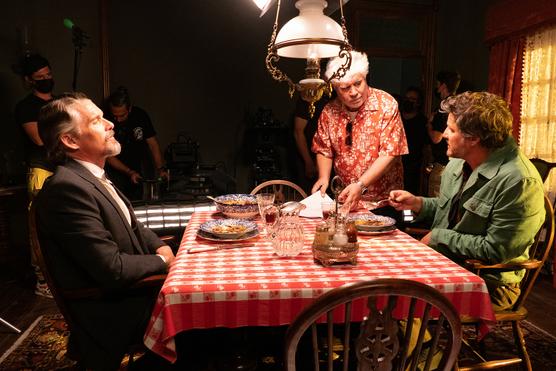 En el plató de “Strange Way of Life”, mediometraje de Pedro Almodóvar patrocinado por Saint Laurent Productions con Ethan Hawke y Pedro Pascal, vestidos de Anthony Vaccarello.