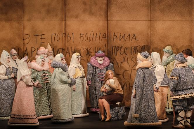 La tsarine Militrissa (Tatiana Pavlovskaya, assise) dans « Le Conte du tsar Saltane », mis en scène par Dmitri Tcherniakov, le 3 mai 2023, à Strasbourg.