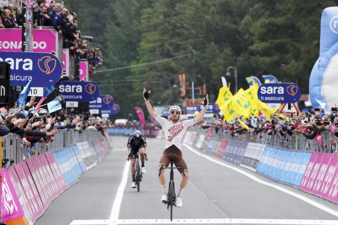 Aurelien Paret-Peintre à l’arrivée de la quatrième étape du Giro, à Lago Laceno (Italie), mardi 9 mai 2023.