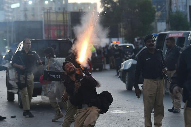 La policía dispara botes de gas lacrimógeno hacia los partidarios de Pakistan Tehrik-e-Insaf (PTI), durante una protesta contra el arresto de Imran Khan, en Karachi el 9 de mayo de 2023.