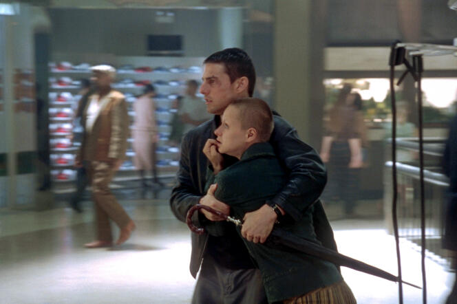 L’agent John Anderton (Tom Cruise) et Agatha (Samantha Morton) dans « Minority Report », de Steven Spielberg.