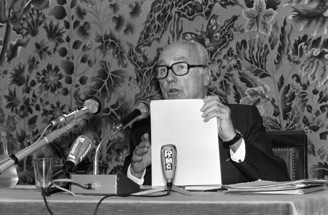 Maurice Papon, alors ministre français du budget, tient une conférence de presse, le 5 septembre 1979, à Paris.