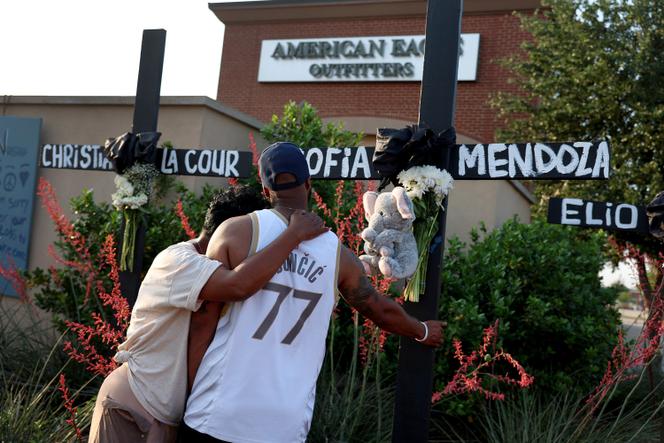 La gente se reúne después de un monumento en honor a las víctimas de la masacre de Allen en Texas. 8 de mayo de 2023.