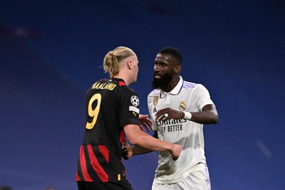 El mancuniano Erling Haaland (izquierda) con el madrileño Antonio Rüdiger durante el partido de ida de la semifinal de la Liga de Campeones, en el estadio Santiago-Bernabeu, el 9 de mayo de 2023.