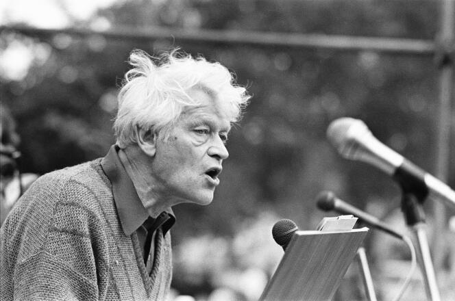 British historian EB Thomson speaks at a nuclear disarmament campaign rally in Coventry in 1984.