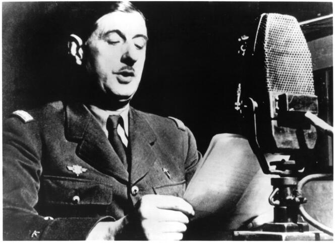 Le général Charles de Gaulle prononçant depuis Londres son Appel à la résistance à l’occupation allemande de la France, le 18 juin 1940.