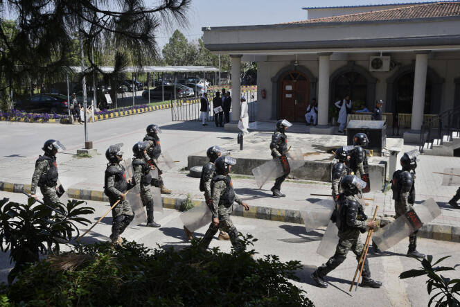 Pakistańskie siły paramilitarne przed sądem, na którym pojawia się były premier Pakistanu Imran Khan, Islamabad, Pakistan, we wtorek, 9 maja 2023 r.